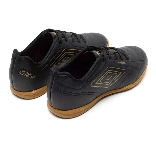 Par de tênis futsal infantil Umbro Class Footballer preto com detalhes dourados, vista lateral.
