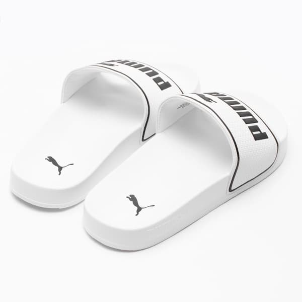 Par de chinelos Puma Leadcat 20 Slide brancos com estampa preta.