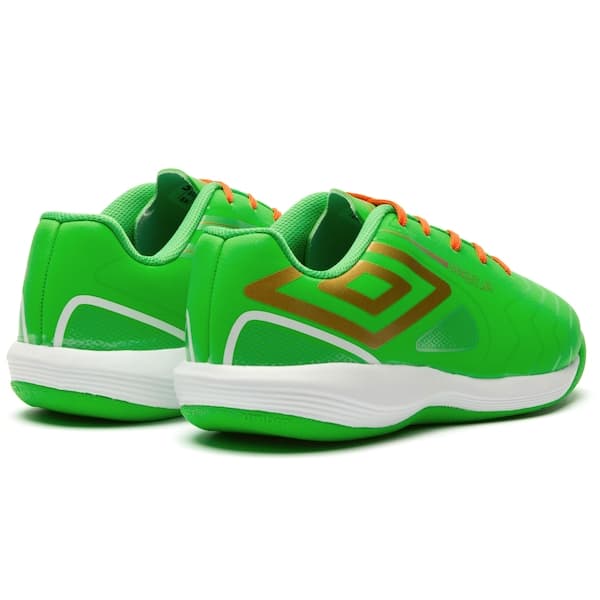 Par de chuteiras futsal infantil Umbro Pro 5 Bump, verde neon, com sola branca.
