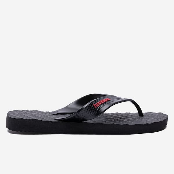 Detalhe do chinelo Havaianas Track Waves Masculino em borracha preta com logo vermelho.