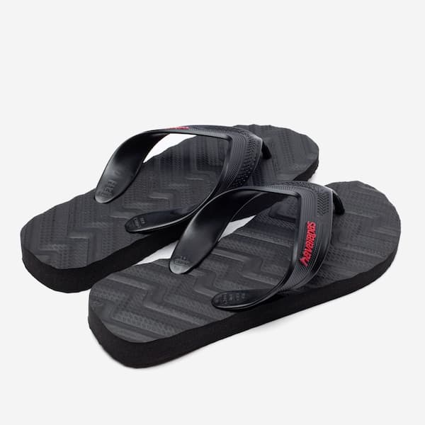Chinelo Havaianas Track Waves Masculino em borracha preta com logo vermelho, vista lateral.