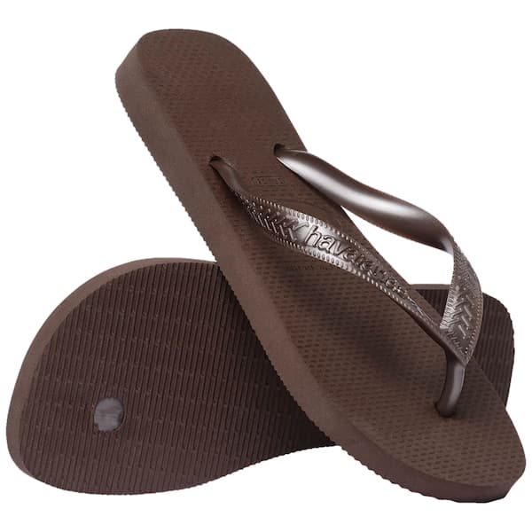 Par de chinelos Havaianas Top Tiras Feminino marrom com sola texturizada.