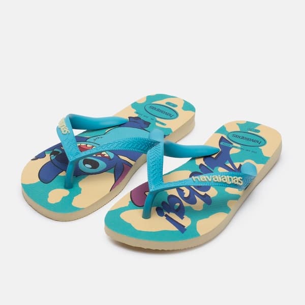 Chinelos Havaianas Top Disney Classics Stitch azul com estampa camuflada.