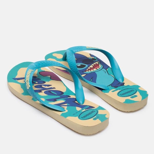 Chinelos Havaianas Top Disney Classics Stitch azul com estampa camuflada.