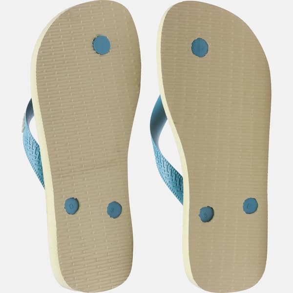 Detalhes dos chinelos Havaianas Top Disney Classics Stitch azul com estampa camuflada.