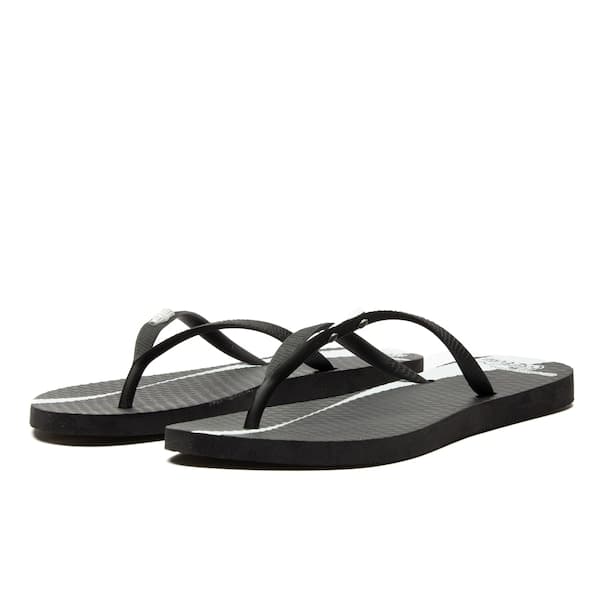 Chinelo feminino Coca-Cola Share A Coke, preto com sola cinza, design minimalista