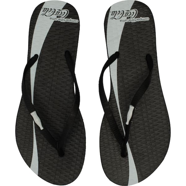 Chinelo Coca-Cola Share a Coke com design em preto e branco e logo.