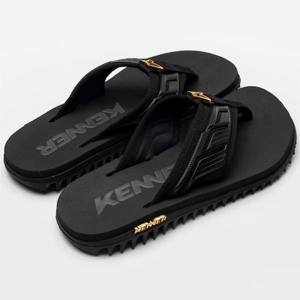 Sandálias Kenner Kivah Full Force em couro sintético preto com logo Kenner e detalhes dourados.