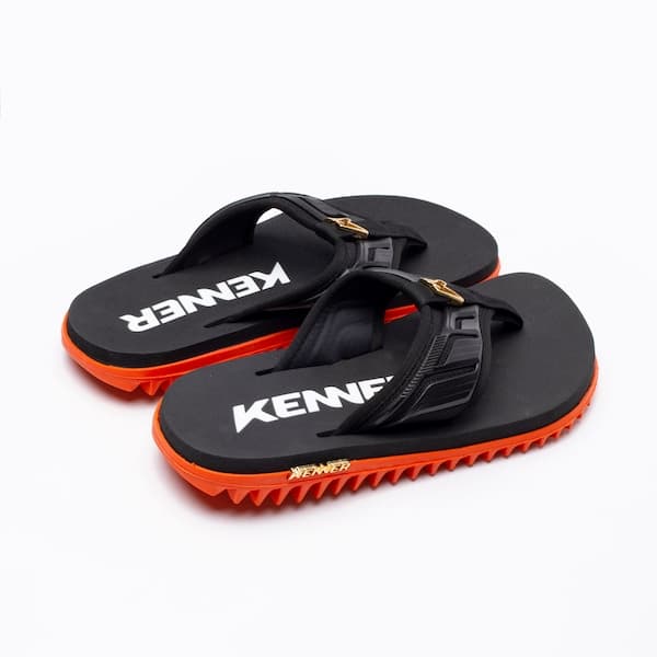 Sapatilha Kenner Kivah Full Force para adultos, preta e laranja com logo Kenner em destaque.