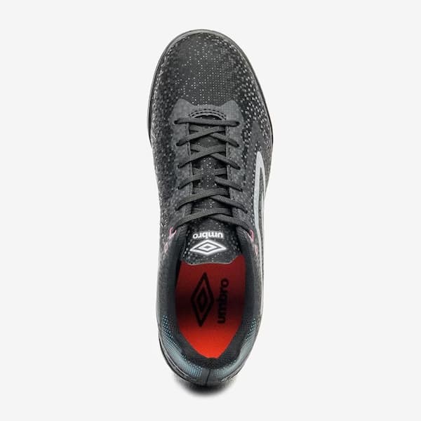 Umbro Techno II Soccer Cleats Turf preto com detalhes em rosa e logo da Umbro.
