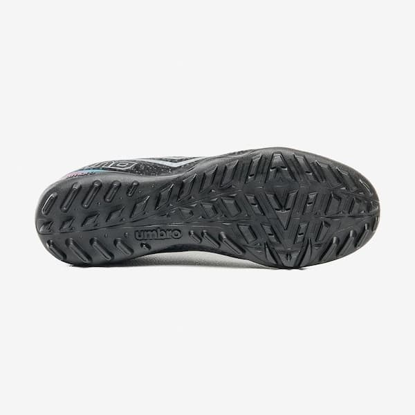 Sola de Umbro Techno II Soccer Cleats Turf preto com padrão de garras.
