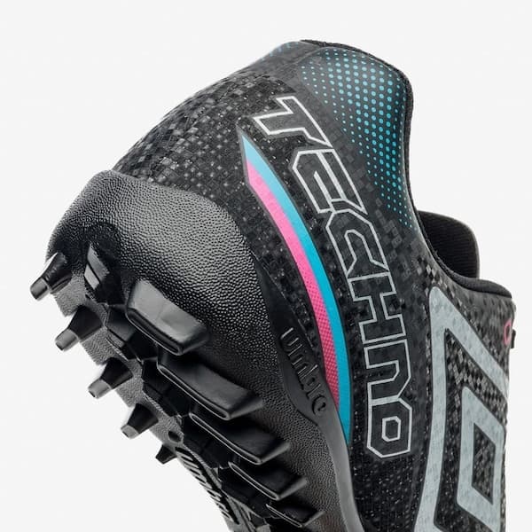Umbro Techno II Soccer Cleats Turf preto e azul com detalhes em rosa e branco.