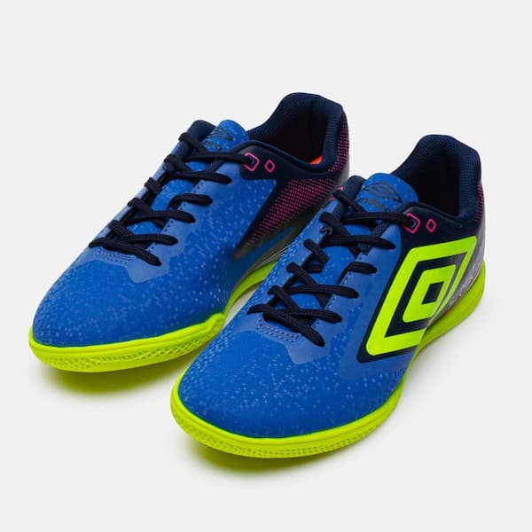 Par de Chuteira Futsal Umbro Techno II Azul e Neon Verde, com detalhes em neon.
