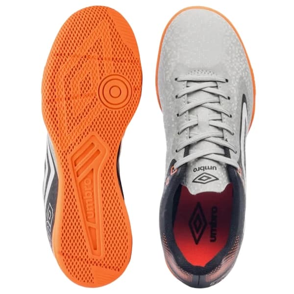 Detalhe da sola laranja e preta da chuteira futsal Umbro Techno II adulto.