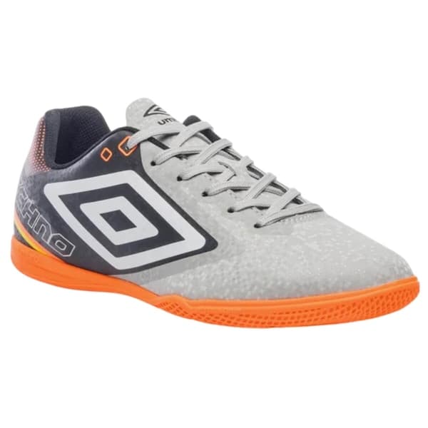 Visual frontal da chuteira futsal Umbro Techno II adulto cinza preto laranja.