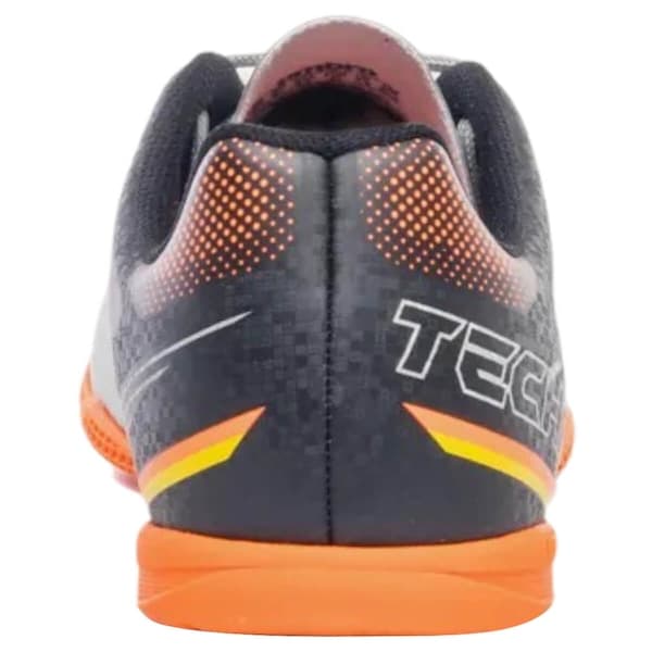 Detalhe da parte traseira da chuteira futsal Umbro Techno II adulto cinza.