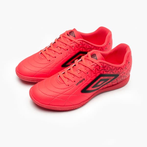 Chuteira Umbro Class Neo Fiery em vermelho e preto, detalhes em 3D.