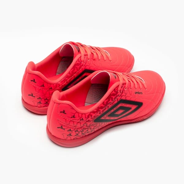 Par de chuteiras Umbro Class Neo Fiery vermelhas e pretas para adultos.
