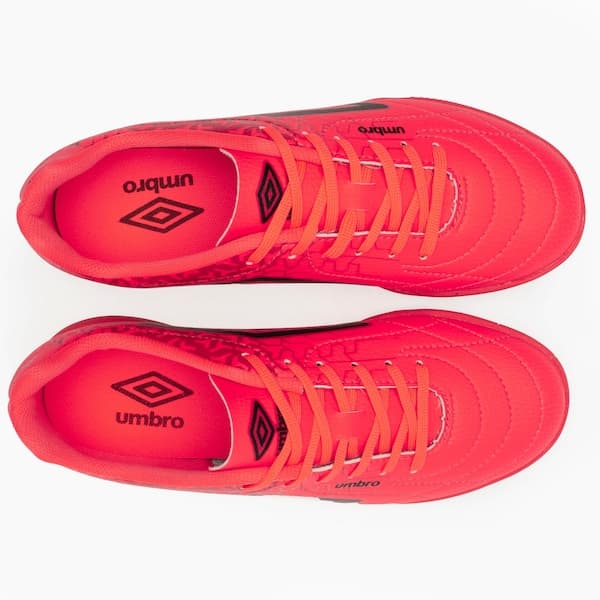 Par de chuteiras Umbro Class Neo Fiery vermelhas e pretas para futsal.