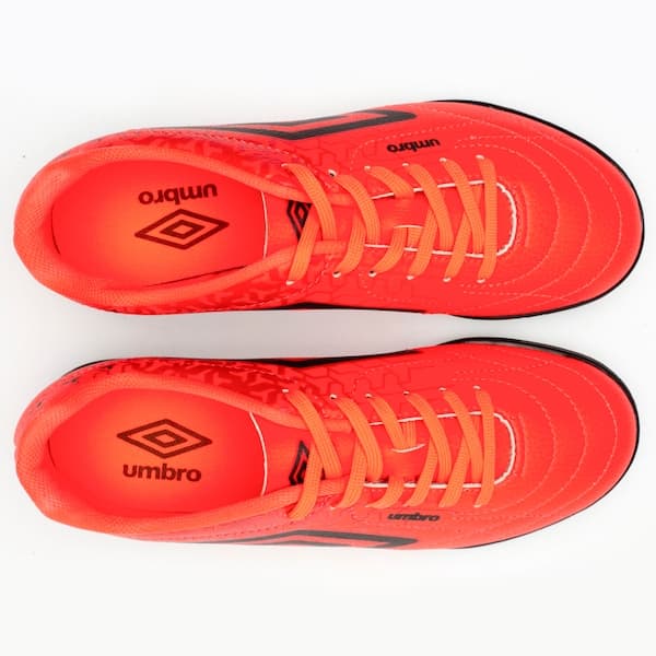 Par de tênis Umbro Class Neo, cor laranja com detalhes em preto, para futebol.