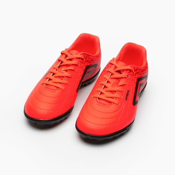 Tênis Umbro Class Neo para futebol, cor laranja com sola preta e detalhes em preto.