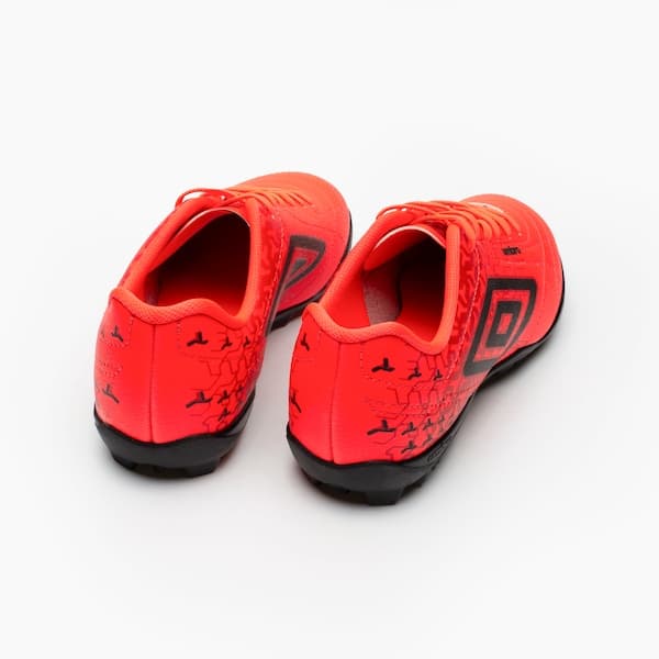 Tênis Umbro Class Neo para futebol, cor laranja com estampa geométrica preta.