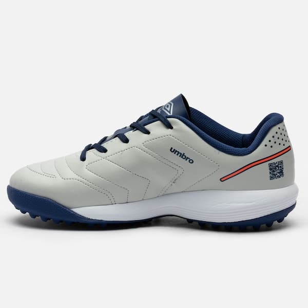 Chuteira Society Infantil Umbro BrFutsal cinza e branco com detalhes em azul e vermelho