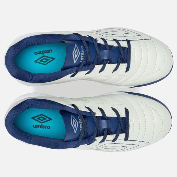 Par de tênis de futebol Umbro Brfutsal infantil, branco, azul e vermelho.