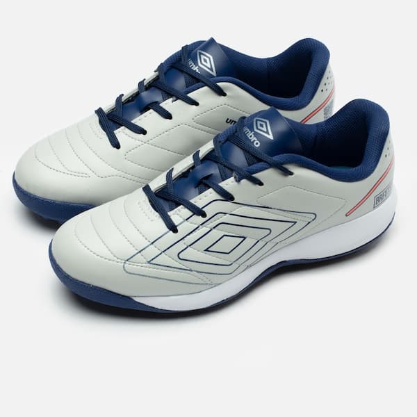 Tênis de futebol Umbro Brfutsal para crianças, branco, azul e vermelho.