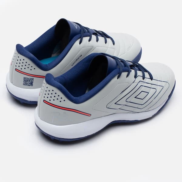 Tênis de futebol Umbro Brfutsal infantil, branco, azul e vermelho com logo.