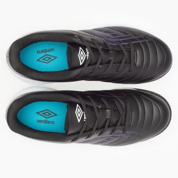 Tênis de futsal Umbro Brfutsal para crianças, preto e azul, com sola branca.