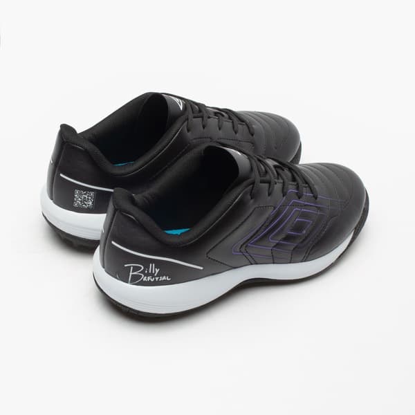 Tênis de futsal Umbro Brfutsal para crianças, preto com detalhes em roxo e branco, com assinatura Billy.