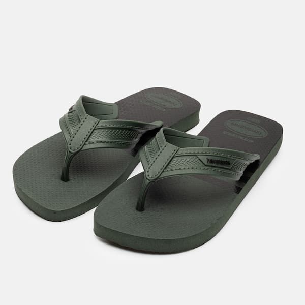 Par de chinelos masculinos Havaianas City Basic verde com sola texturizada.