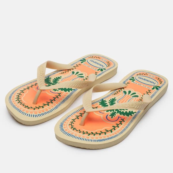 Chinelos Havaianas Top Summer Vibes, padrão de folhas, cor laranja e azul.