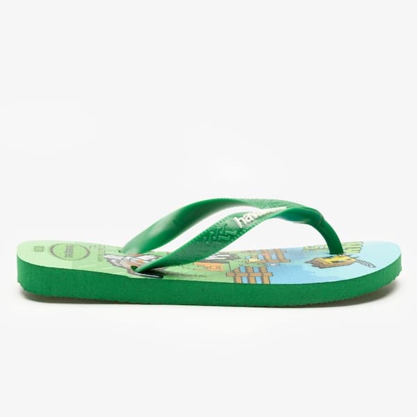 Par de chinelos infantis Havaianas Minecraft com estampa de personagens e texto.