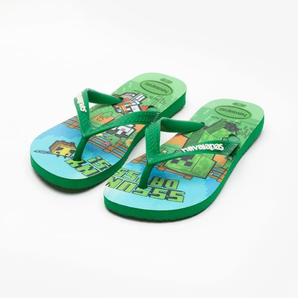 Chinelo infantil Havaianas Minecraft verde azulado com estampa de personagens.