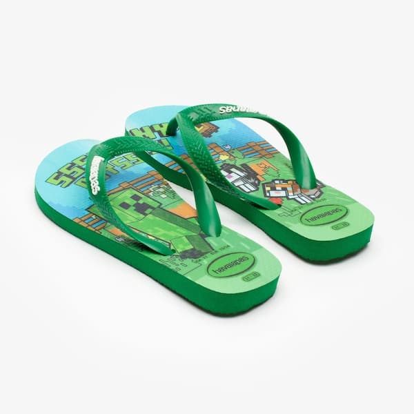 Chinelo infantil Havaianas Minecraft verde azulado com estampa de blocos Minecraft.