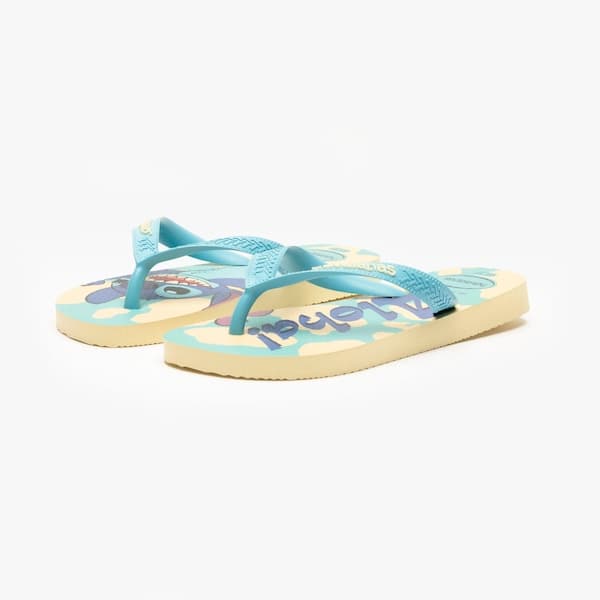 Chinelo Havaianas Disney Classics Stitch azul e amarelo com estampa do personagem.