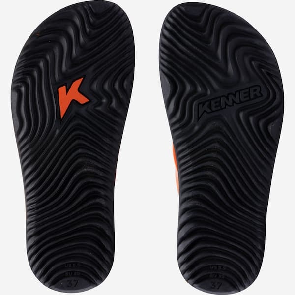 Sola do chinelo Kenner New Summer adulto, preto com logo Kenner e numeração.
