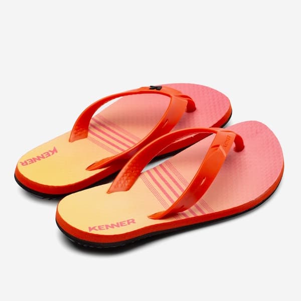 Chinelo Kenner New Summer adulto, rosa e laranja, com tiras listradas e logo Kenner.