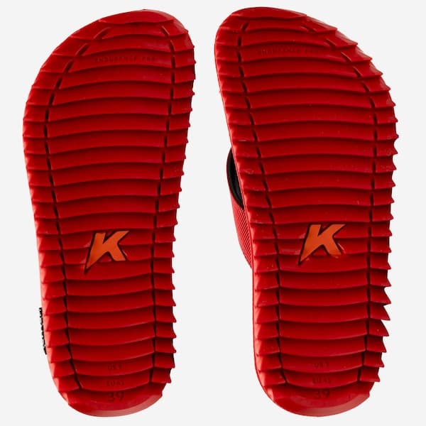 Sola vermelha do chinelo Kenner Kivah adulto, com logo Kenner e numeração.