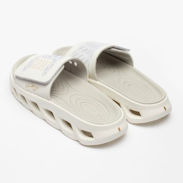 PUMA Rider Slide Synthetic, branco e cinza, com sola ventilada e detalhes em relevo.