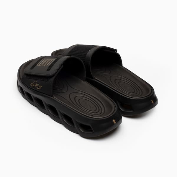 Sandália Rider Power R10 Slide em preto com detalhes em relevo e logotipo dourado.