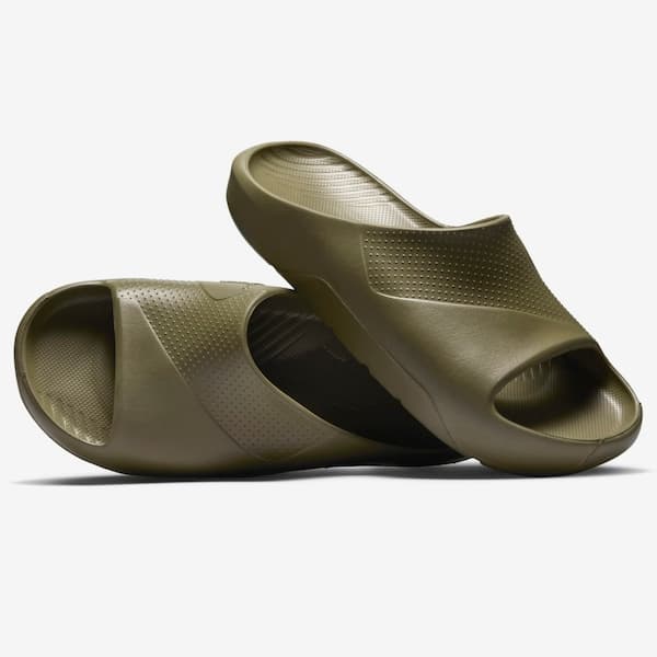 Chinelo slide verde oliva para mulher, design minimalista com sola curva e ajuste acolchoado.