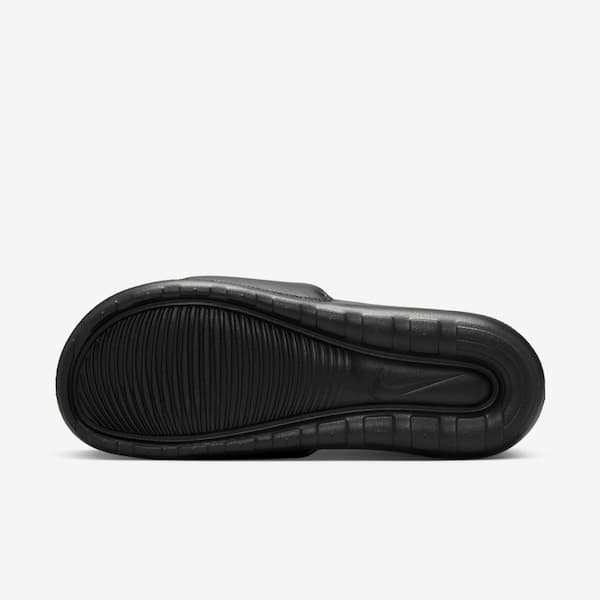 Detalhe da sola preta dos Nike Victori One Print Flip Flops Masculino.