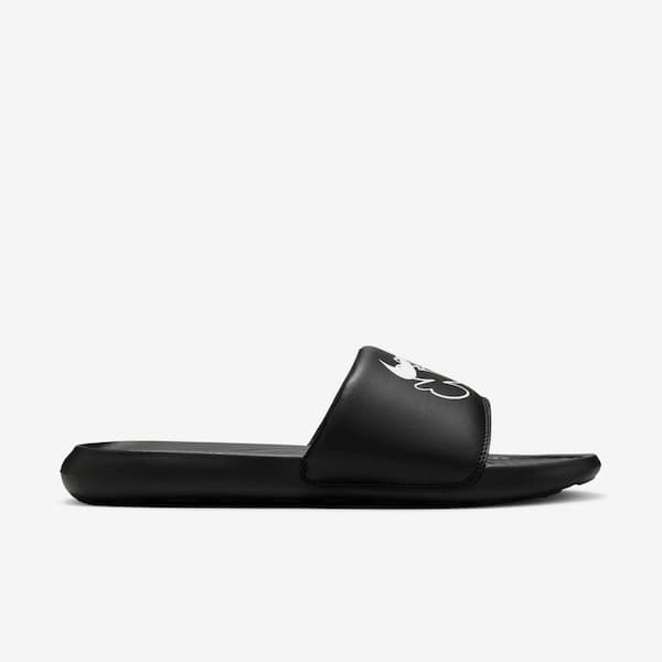 Detalhe do Nike Victori One Print Flip Flops Masculino em preto com logo branco.