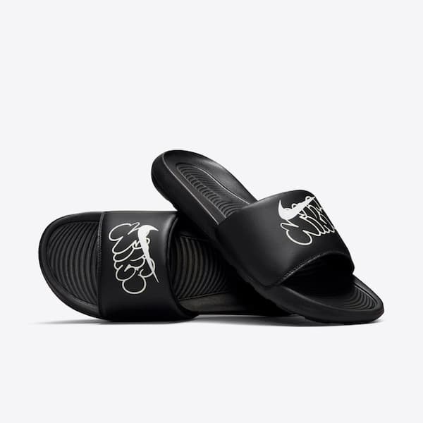 Par de Nike Victori One Print Flip Flops Masculino em preto com logo branco.