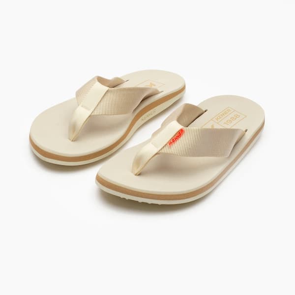 Par de flip flop Kenner Kivah Colors Adult em bege com detalhes em dourado.