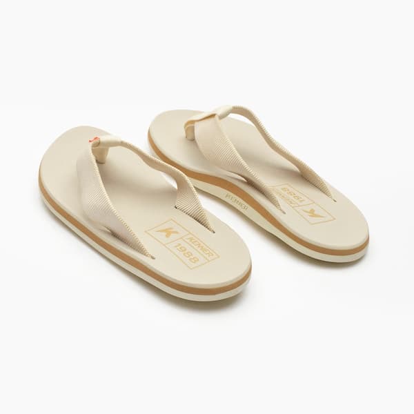 Flip flop Kenner Kivah Colors Adult bege com logo Kenner e detalhes em dourado.