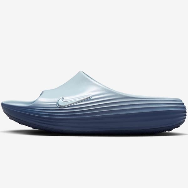 Nike Reactx Rejuven8 Slide Adult Gray, em tom azul, com design ondulado e logotipo da Nike.